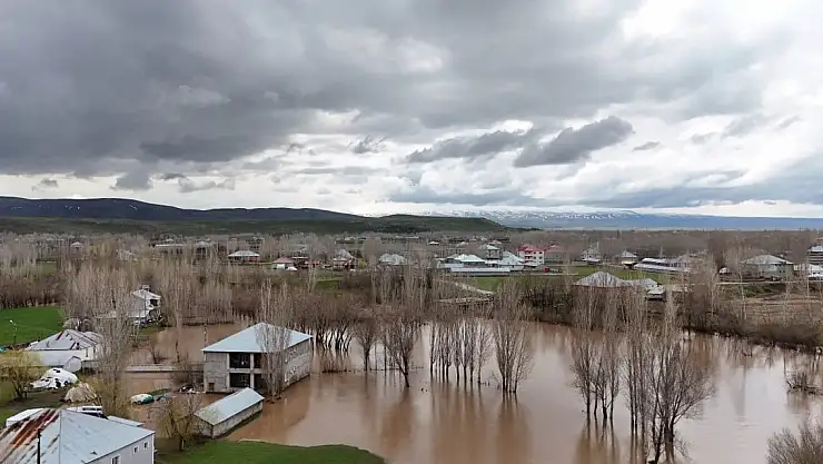 Patnos'ta taşan dere suları evlere girdi