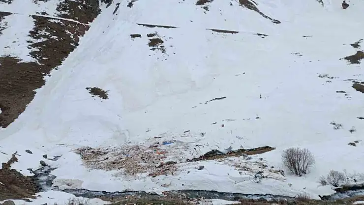 Yayla evlerine düşen çığ her tarafı yıktı geçti