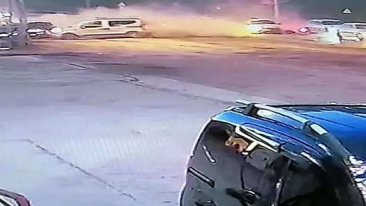 Ağrı'ya gelen araçlar zincirleme kaza yaptı:10 yaralı