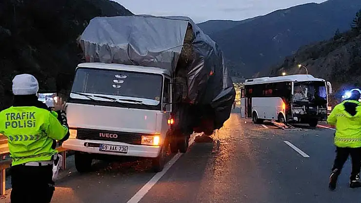 Rize plakalı tur midibüsü saman yüklü kamyonete çarptı: 2 yaralı