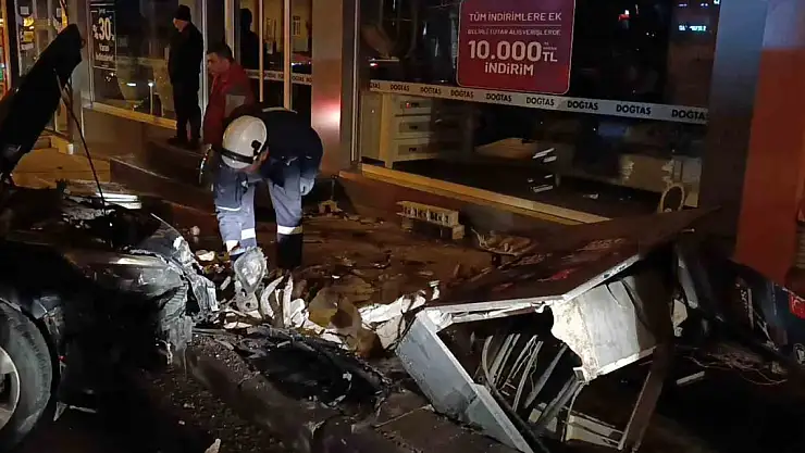 Trafo direğine çarpan otomobil herkesi korkuttu