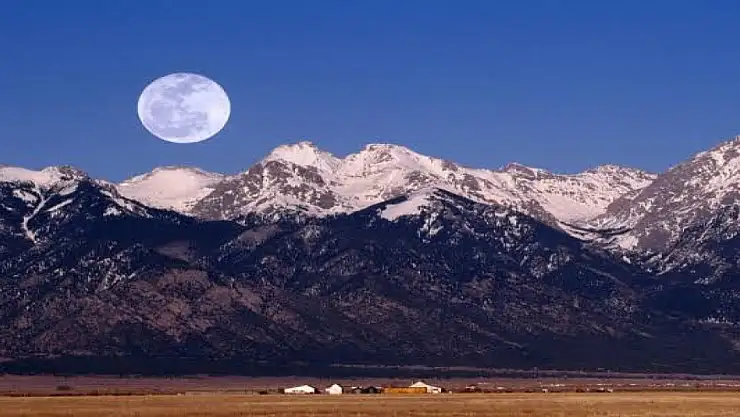 Gündüz Ay'ın Sırrı: Doğal Aydınlatmanın Şaşırtıcı Hikayesi