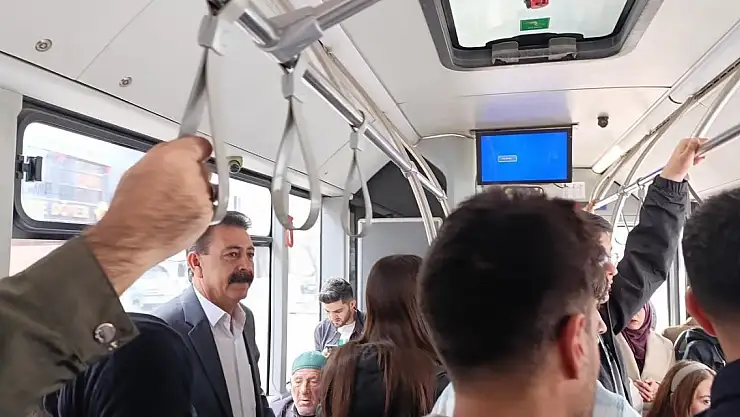 Ağrı'da dolmuş problemini çözmek için işe dolmuşla gidip geliyor