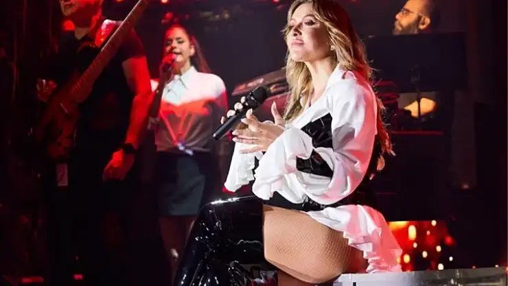 Hadise frikik yakalamaya çalışan kameramana rest çekti!