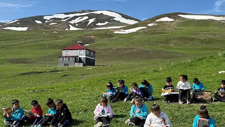 Okulda sıkılan öğrenciler dışarıda ders yaptılar