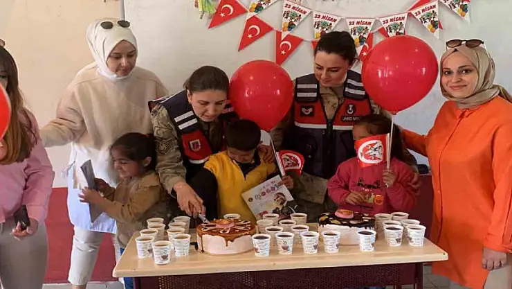 Ağrı'da jandarmadan miniklere 23 Nisan sürprizi