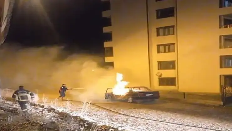 Ardahan'da park halindeki otomobil alev alev yandı