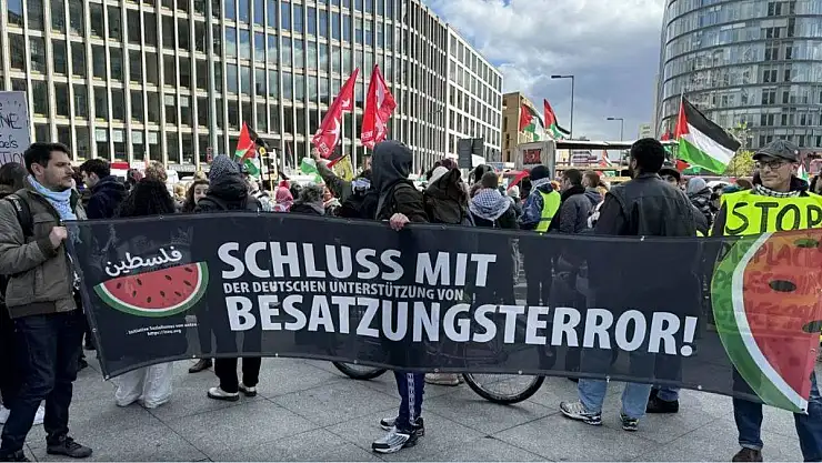 Almanya'da hükümetin İsrail'e silah sevkiyatına protesto