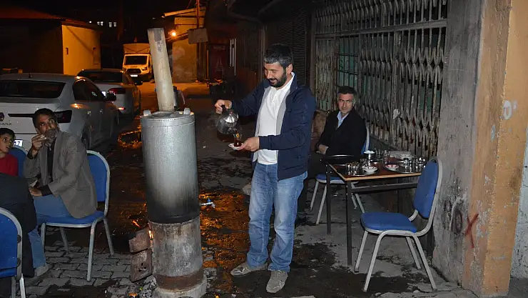 Ağrı'da Ramazan ayında semaver çayı içiliyor