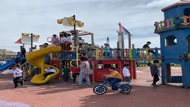 Ağrı'da köy çocuklarına 23 Nisan sürprizi