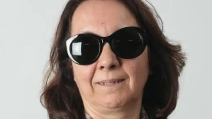 Serap Yazıcı neden gözlük takıyor?