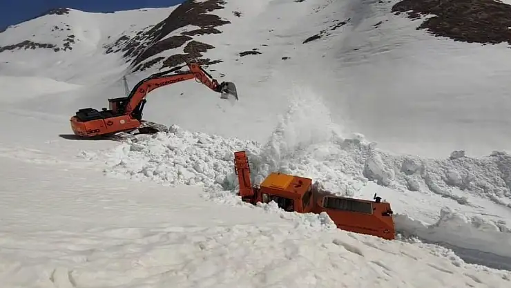 Van-Bahçesaray karayolunda kar mesaisi devam ediyor