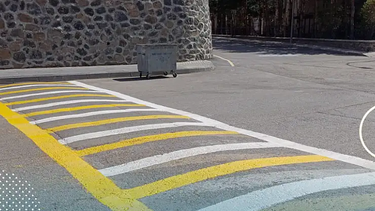 Erzurum Belediyesi Soğuk Boya Yol Çizgi Çalışmalarıyla Güvenli Ulaşımı Sağlıyor