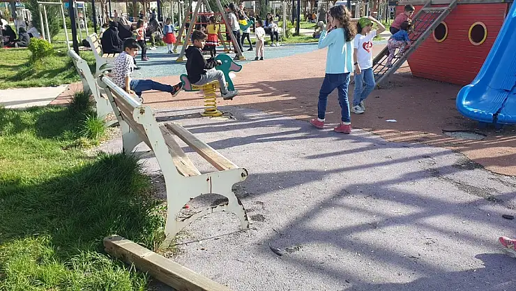 Ağrılılar hafta sonunu park ve bahçelerde geçirdi