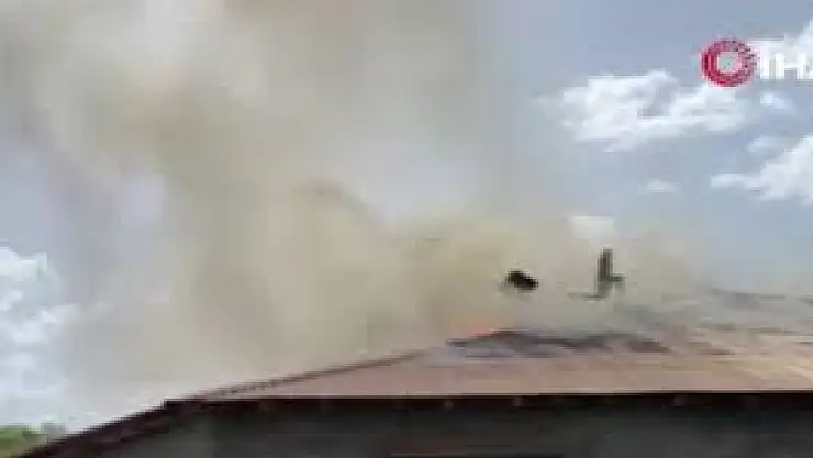 Çatı yangını çevredekilerini korkuttu