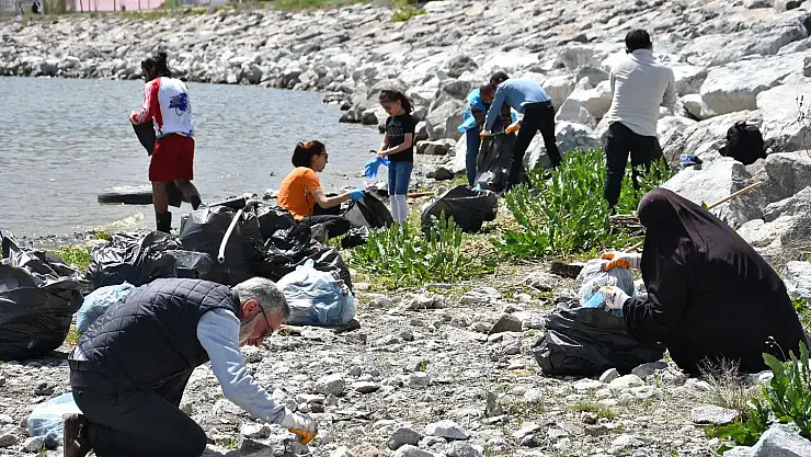 Tatvan Belediyesi ve Halk El Ele Sahil Temizliğinde
