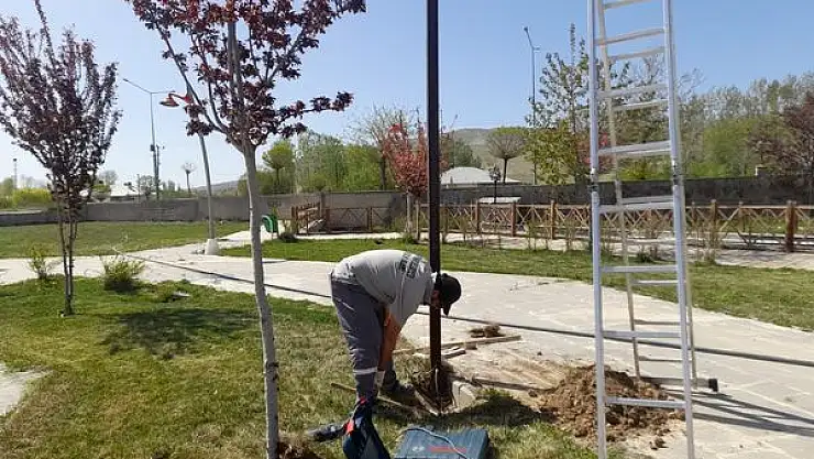 Gürpınar'da Bahar Temizliği Başladı: Parklar, Bahçeler ve Sokaklar Temizleniyor