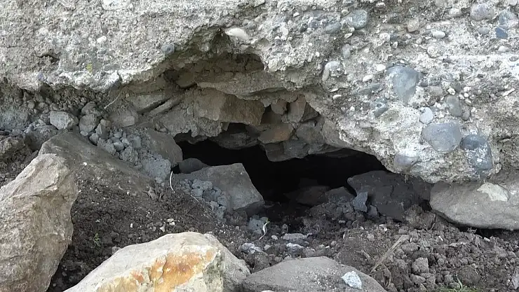 Hazine avcıları altın bulma ümidiyle tarihi eseri zarara uğrattılar