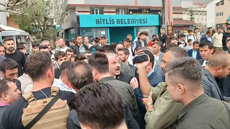 Kamyonet öğrencilere çarptı, vatandaş yolu kapattı
