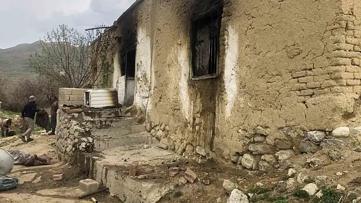 Başkale'de ev yangını