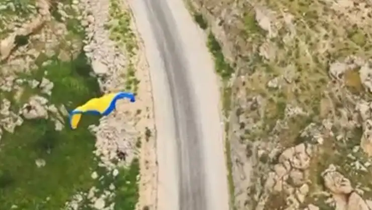 Şırnak'ta festivalde paraşüt düştü