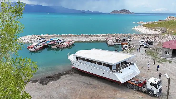 Van Gölü en büyük gezi teknesine kavuştu