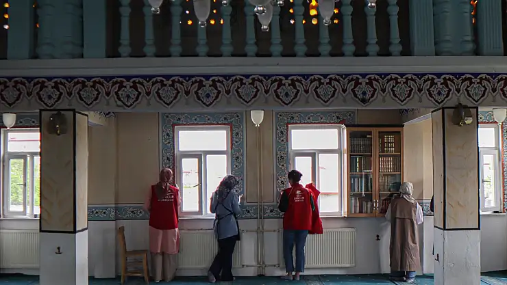 Iğdır'da camilerin zarar gören süslemelerini gönüllü gençler üstlendi