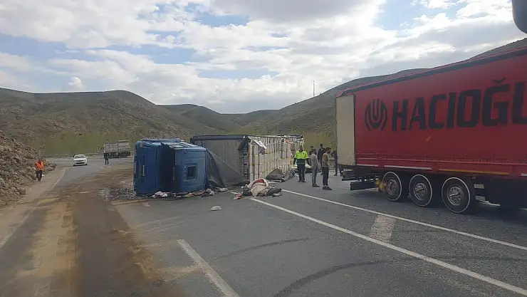 Van'da feci kaza: Çay yüklü tır devrildi
