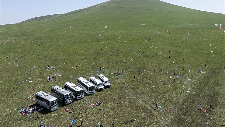 Kars'ta minikler uçurtmalarıyla gökyüzünü süsledi