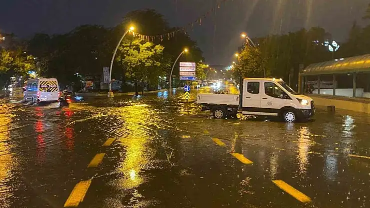 Başkentte sağanak etkili oldu: Ev ve iş yerlerini su bastı, araçlar mahsur kaldı