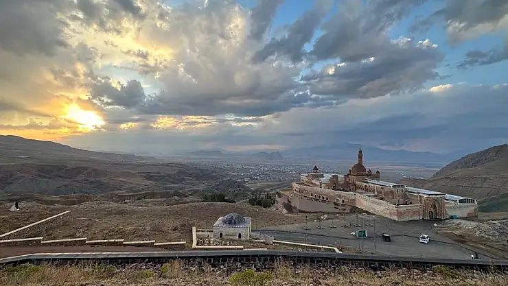 İshak Paşa Sarayı'nda görsel şölen