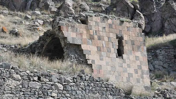 Kars'ta define avcıları  'Gürcü Kilisesi'ni talan etti