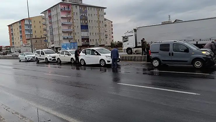Ağrı'da yağışlar sonrası zincirleme kaza