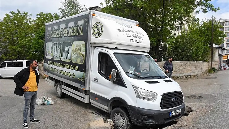 Van'da sağanak sonrası yol çöktü