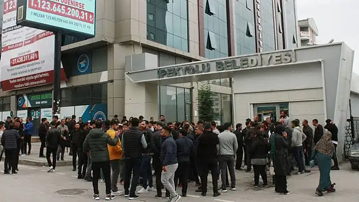 Van'da belediyeden çıkarılan işçiler adına basın açıklaması yapıldı