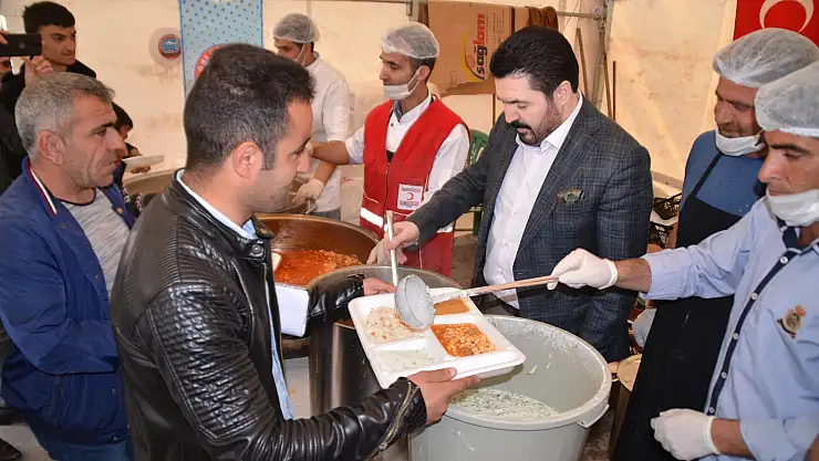 Başkan Sayan, orucunu iftar çadırında açtı