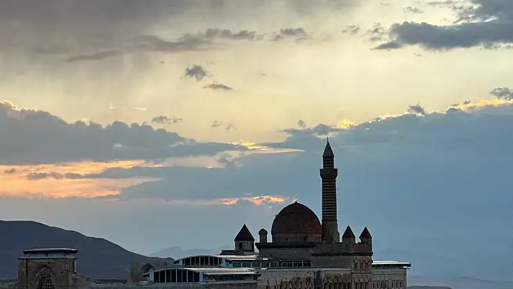 İshak Paşa Sarayı'nda gün batımı güzelliği