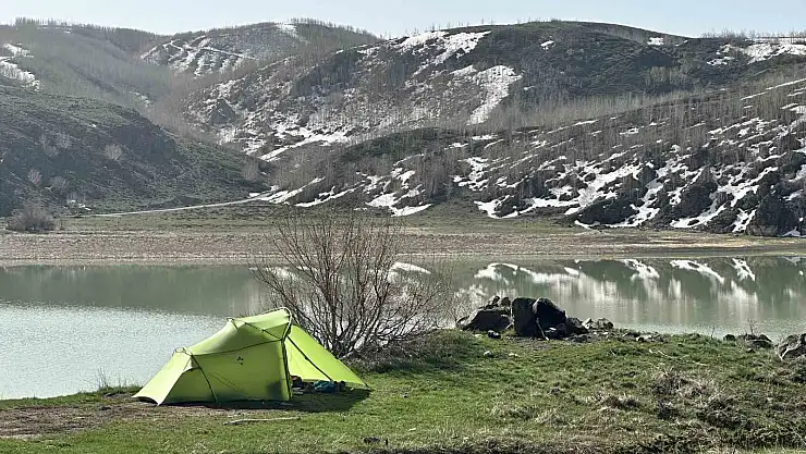 Nemrut Krater Gölü turistlere doğayla iç içe yaşama keyfini sunuyor