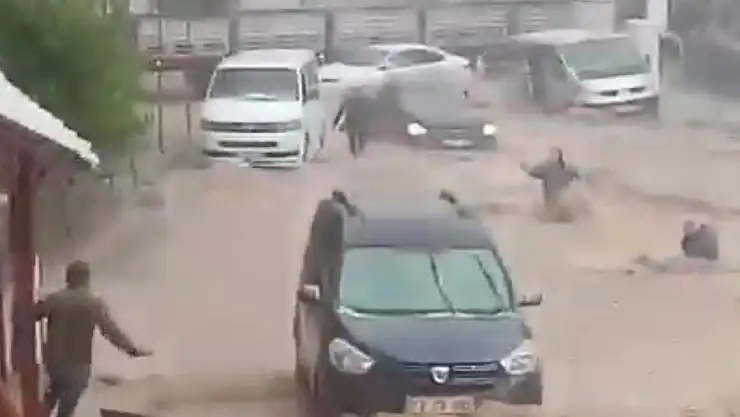 Şırnak'ta sel sularına kapılan kadın ve çocuğu vatandaşlar kurtardı