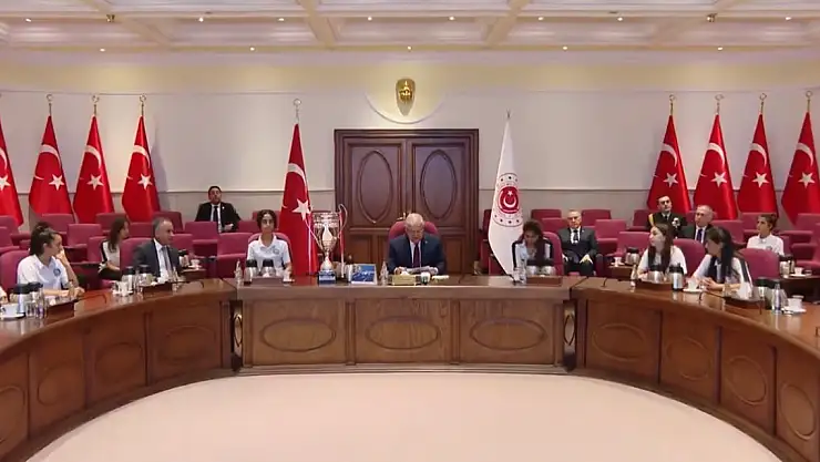 Bakan Güler, Yüksekova Belediyespor'un kadın futbolcularını ağırladı
