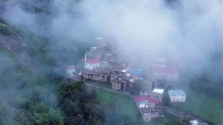 Taş evlerin sis bulutları arasında kartpostallık manzarası hayran bıraktı