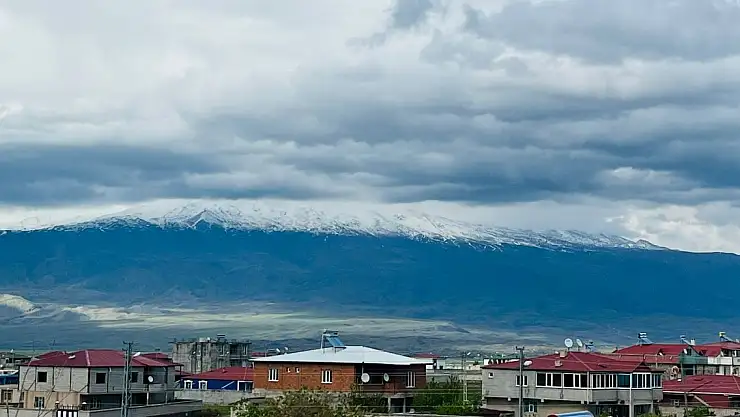 Ağrı Dağı'nın zirvesi sisle kaplandı