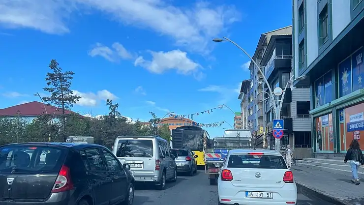 Ağrı Valiliği kavşağında trafik çilesi