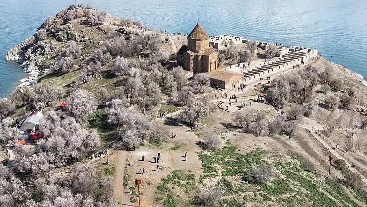 Van'da Akdamar Adası turistlerin ilgi odağı oldu