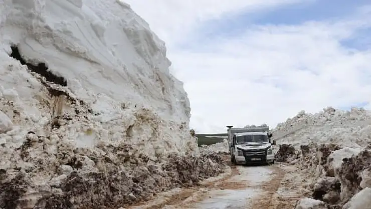 Ağrı'da yolları açılan köylüler, köylerine dönüyorlar