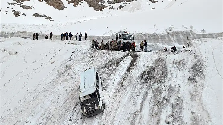 5 aydır kar altında kalan minibüs 8 saatlik çalışma sonucu çıkarıldı
