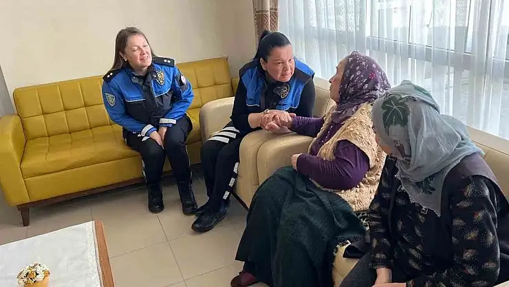 Van polisinden Anneler Günü ziyareti