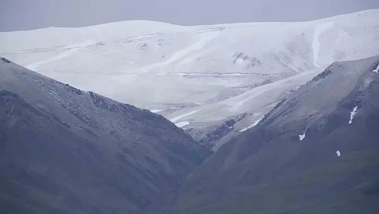 Palandöken'in zirvesi Mayıs ayında beyaza büründü