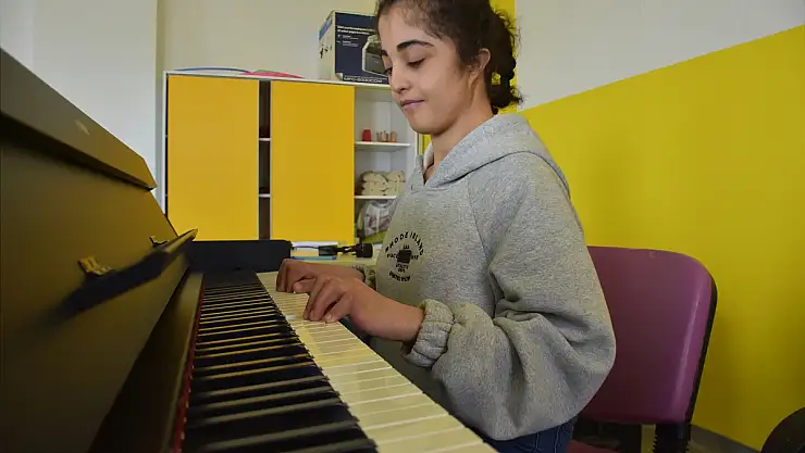 Özel eğitim merkezi öğrencisi Havin'in hayali müzik öğretmeni olmak