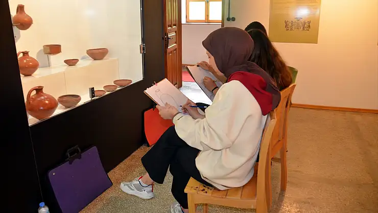 Muş'ta öğrenciler müzedeki eserleri resmetti